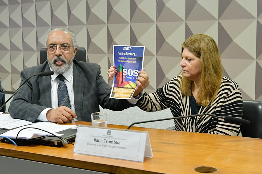 Presidente da CDH, senador Paulo Paim (PT-RS) ao lado da diretora-geral do Senado Federal, Ilana Trombka exibem meta de 5 mil cobertores para ajudar o estado gaúcho.