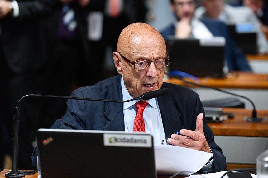 Em pronunciamento, à bancada, senador Esperidião Amin (PP-SC).