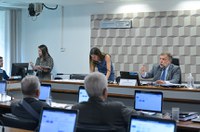 CE aprova autorização para universidades públicas cederem espaço a associações