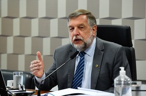 Em pronunciamento, à mesa, vice-presidente de CE, senador senador Flávio Arns (PSB-PR).