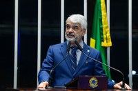 Humberto Costa presta contas de missão oficial em defesa da democracia