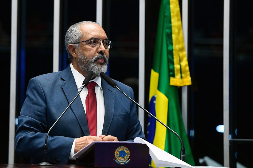 À tribuna, em discurso, senador Paulo Paim (PT-RS). 