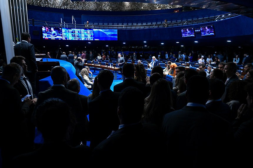 Em pronunciamento, à bancada, senador Sergio Moro (União-PR).