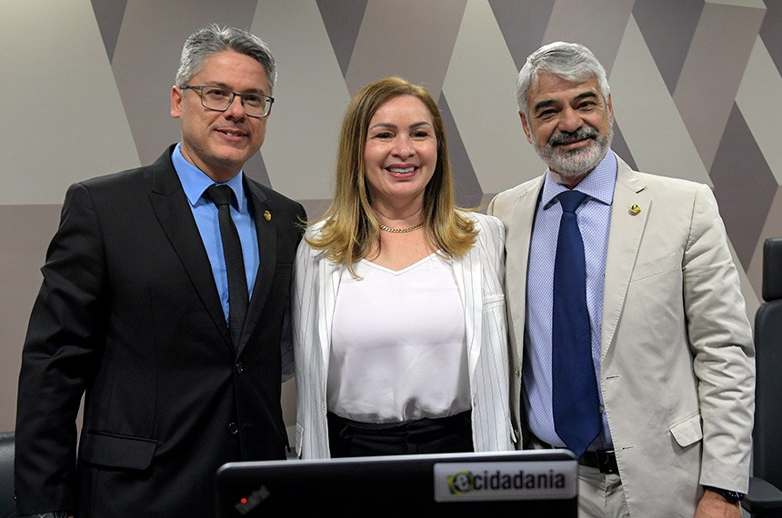 Pose:
relator senador Alessandro Vieira (MDB-SE);
presidente da CMMC, deputada Socorro Neri (PP-AC);
vice-presidente da CMMC, senador Humberto Costa (PT-PE).
