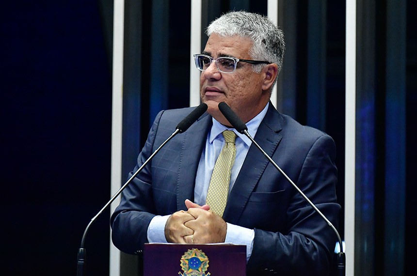 À tribuna, em discurso, senador Eduardo Girão (Novo-CE). 