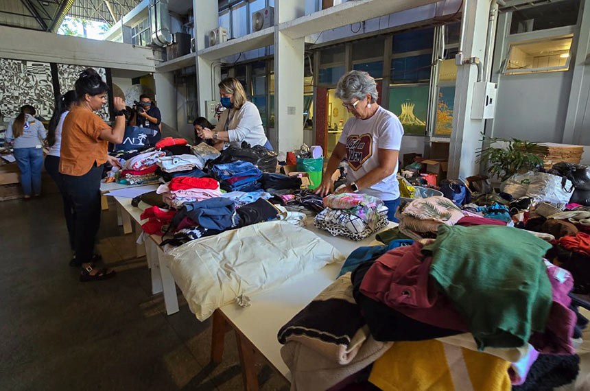 Voluntários fazem triagem das doações - Foto: Tadeu Sposito/Senado Federal