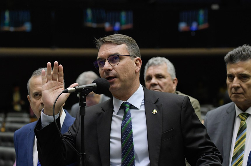 Em pronunciamento, à bancada, senador Flávio Bolsonaro (PL-RJ).