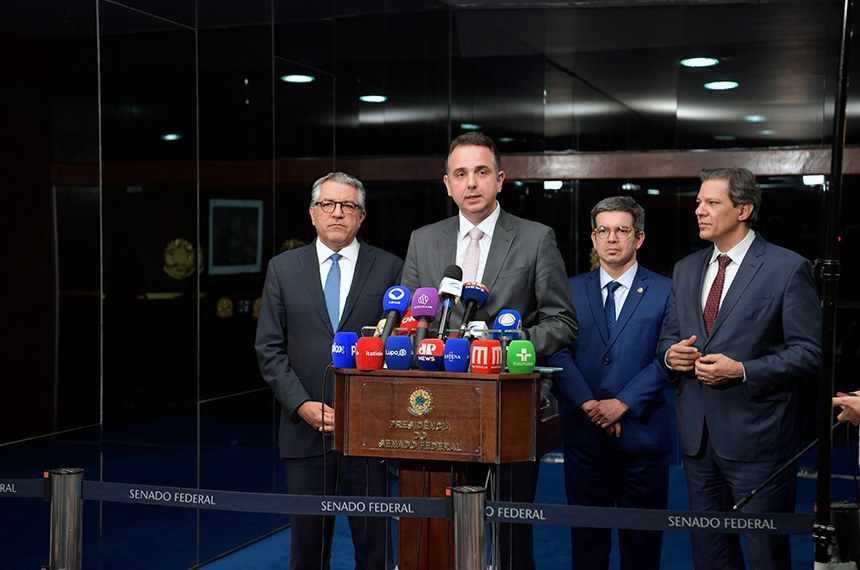 O parlamentar estava acompanhado dos ministros da Fazenda e das Relações Institucionais, Fernando Haddad e Alexandre Padilha, e do líder do governo no Congresso Nacional, senador Randolfe Rodrigues (sem partido-AP). Pacheco e ministros falam ainda sobre a solução para desoneração da folha de pagamento dos 17 setores da economia.