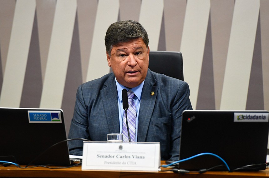 Em pronunciamento, à mesa, presidente da CTIA, senador Carlos Viana (Podemos-MG).