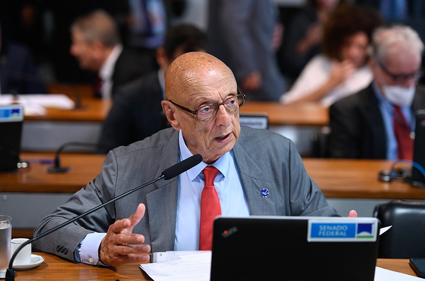 À bancada, em pronunciamento, senador Esperidião Amin (PP-SC).