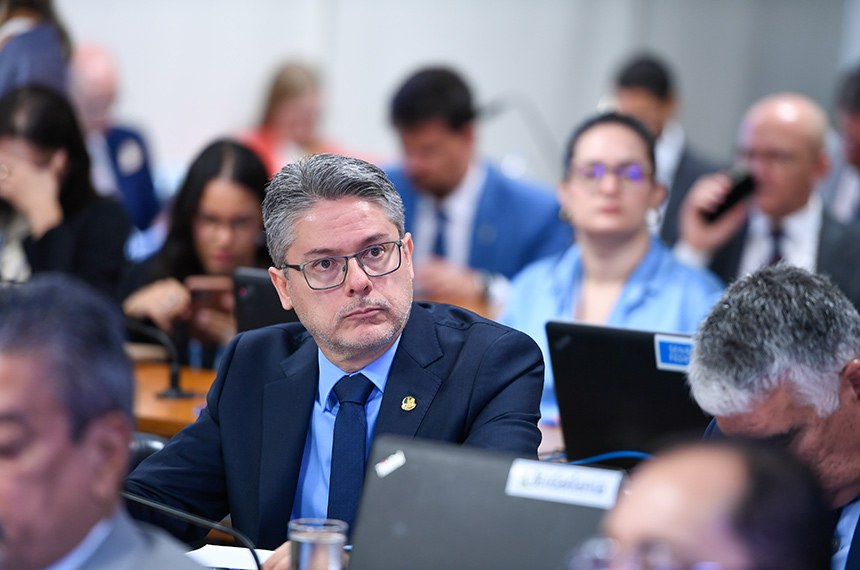 À bancada, senador Alessandro Vieira (MDB-SE).