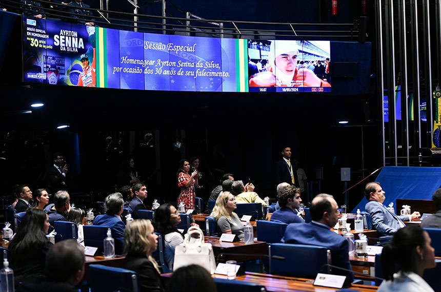 Painel exibe vídeo.