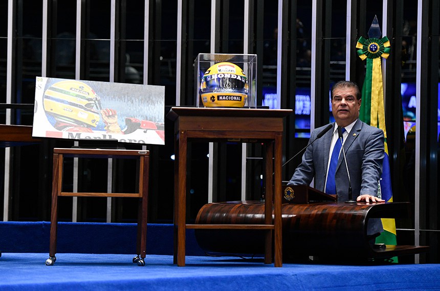Em discurso, à tribuna, senador Nelsinho Trad (PSD-MS); capacete