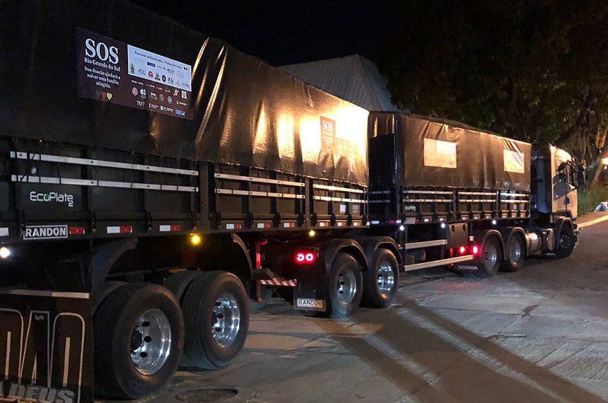 As doações foram arrecadadas pela Liga do Bem, um grupo de trabalho voluntário formado por servidores do Senado, e a carreta foi cedida por um motorista amigo de um servidor aposentado do Senado.