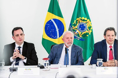Participam:
presidente do Senado Federal, senador Rodrigo Pacheco (PSD-MG); 
presidente da República, Luiz Inácio Lula da Silva; 
ministro de Estado da Fazenda, Fernando Haddad.