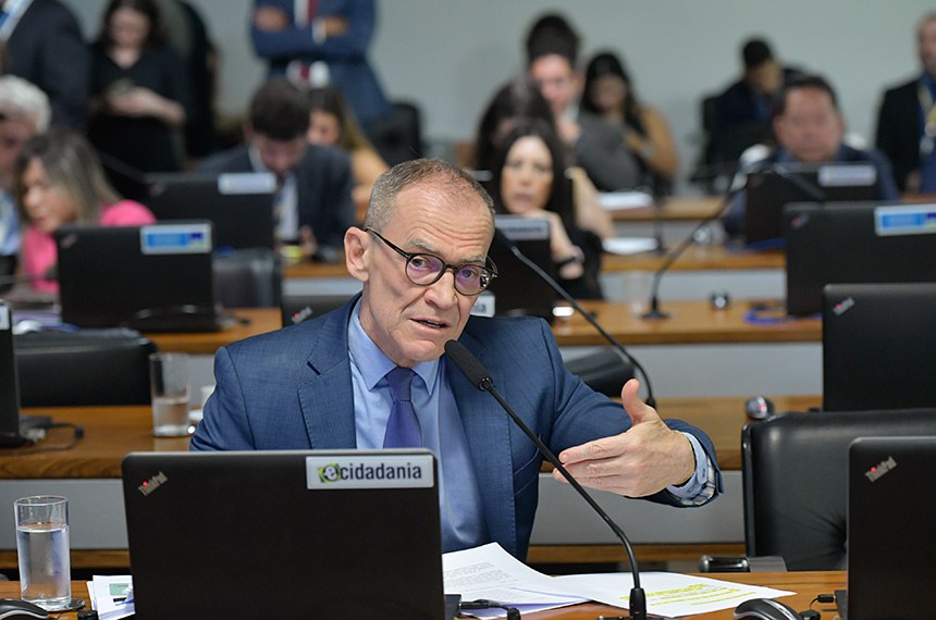 Em pronunciamento, à bancada, senador Fabiano Contarato (PT-ES).