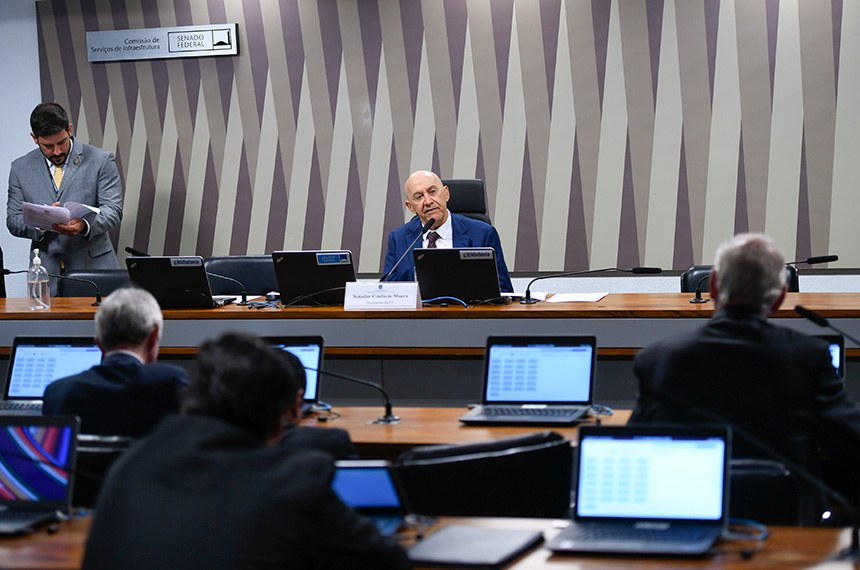 Mesa: 
presidente da CI, senador Confúcio Moura (MDB-RO).