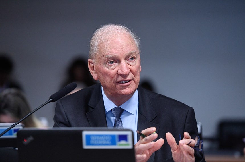 Em pronunciamento, à bancada, senador Ireneu Orth (PP-RS).