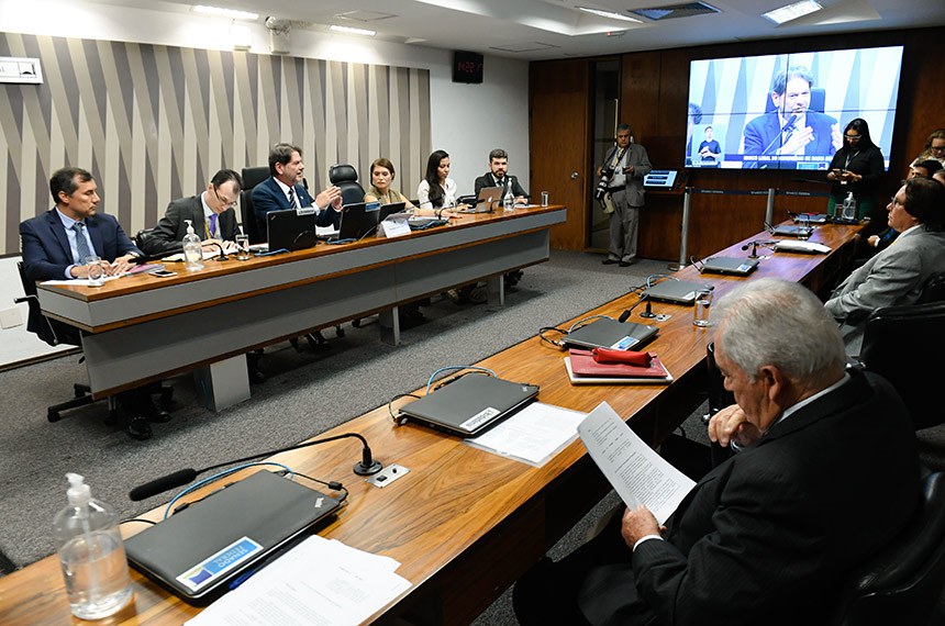 À bancada, relator da CEHV, senador Otto Alencar (PSD-BA).