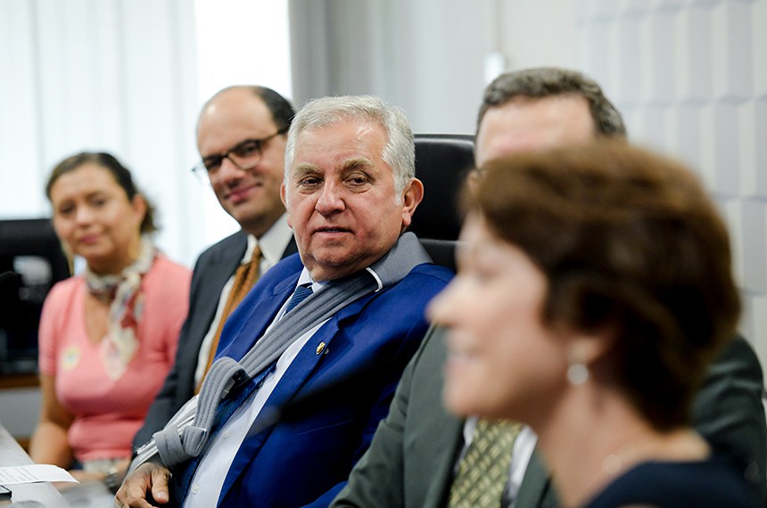 Em foco, à mesa, presidente eventual da CE, senador Izalci Lucas (PL-DF).