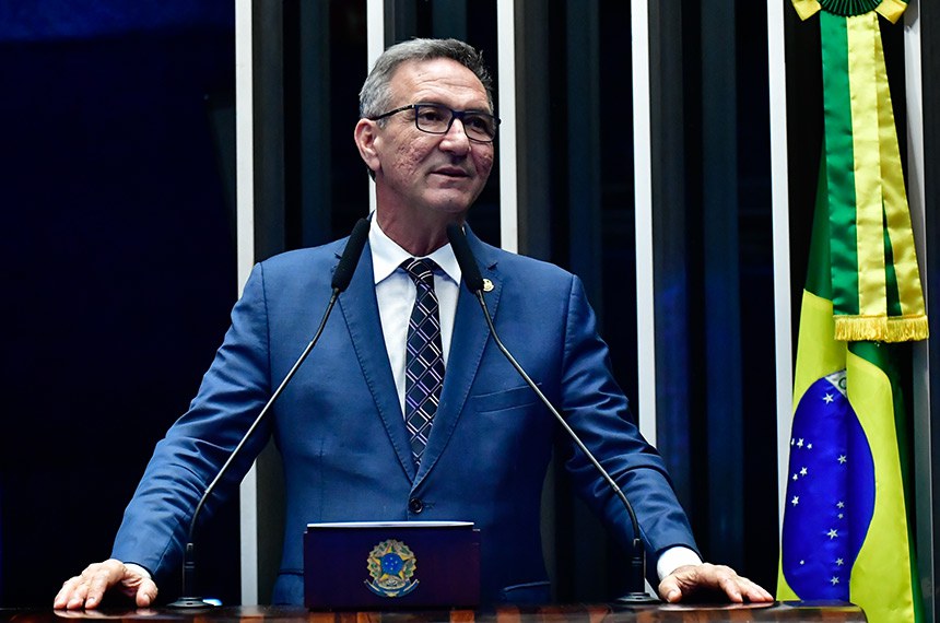 Em discurso, à tribuna, senador Lucas Barreto (PSD-AP).