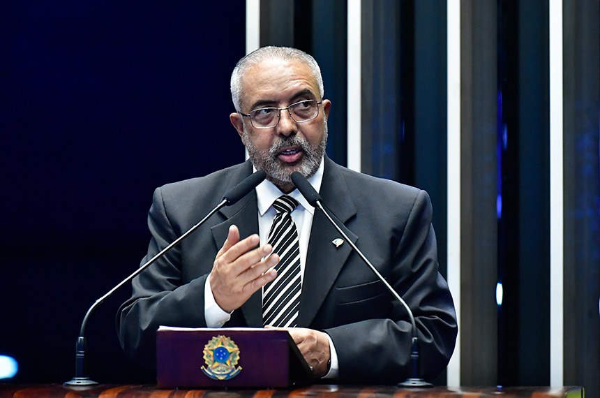 À tribuna, em discurso, senador Paulo Paim (PT-RS).