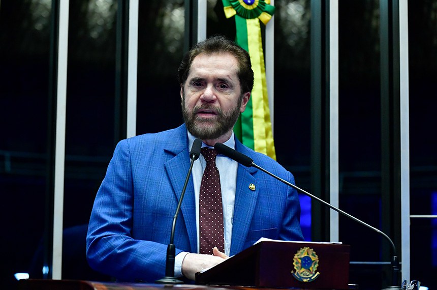 Em discurso, à tribuna, senador Plínio Valério (PSDB-AM).