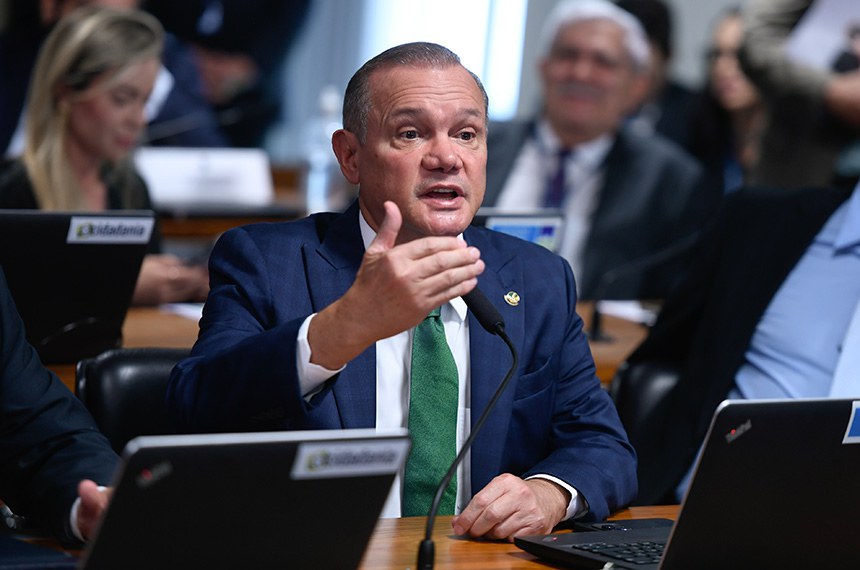 Em pronunciamento, à bancada, senador Wellington Fagundes (PL-MT).