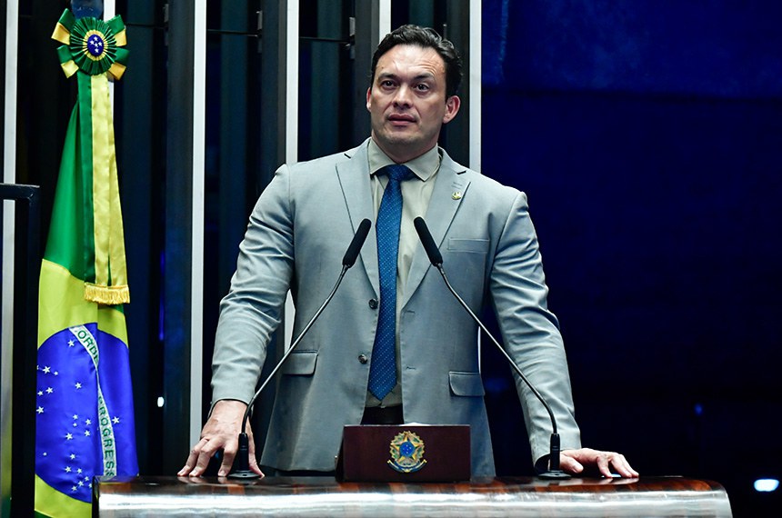 À tribuna, em discurso, senador Styvenson Valentim (Podemos-RN). 