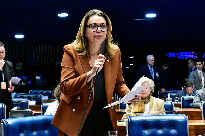 Em pronunciamento, à bancada, senadora Leila Barros (PDT-DF).