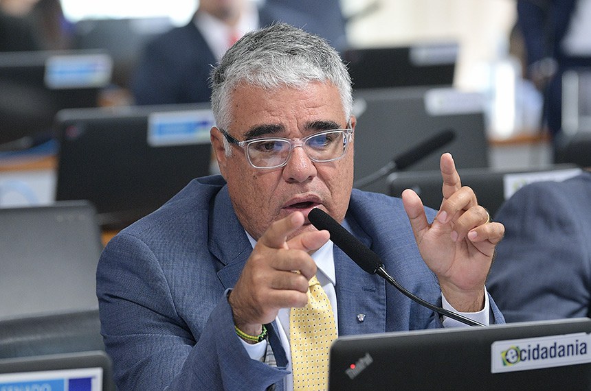 À bancada, em pronunciamento, senador Eduardo Girão (Novo-CE).