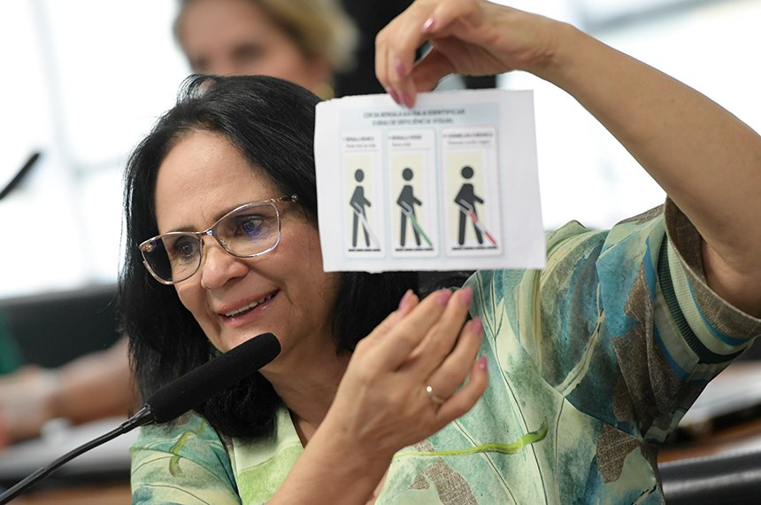 Senadora Damares Alves (Republicanos-DF) exibe ilustração que mostra sobre a coloração da órtese externa denominada bengala longa, para fins de identificação da condição de seu usuário.