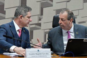Mesa: 
relator da CPIBRASKEM, senador Rogério Carvalho (PT-SE); 
presidente da CPIBRASKEM, senador Omar Aziz (PSD-AM), conduz reunião.