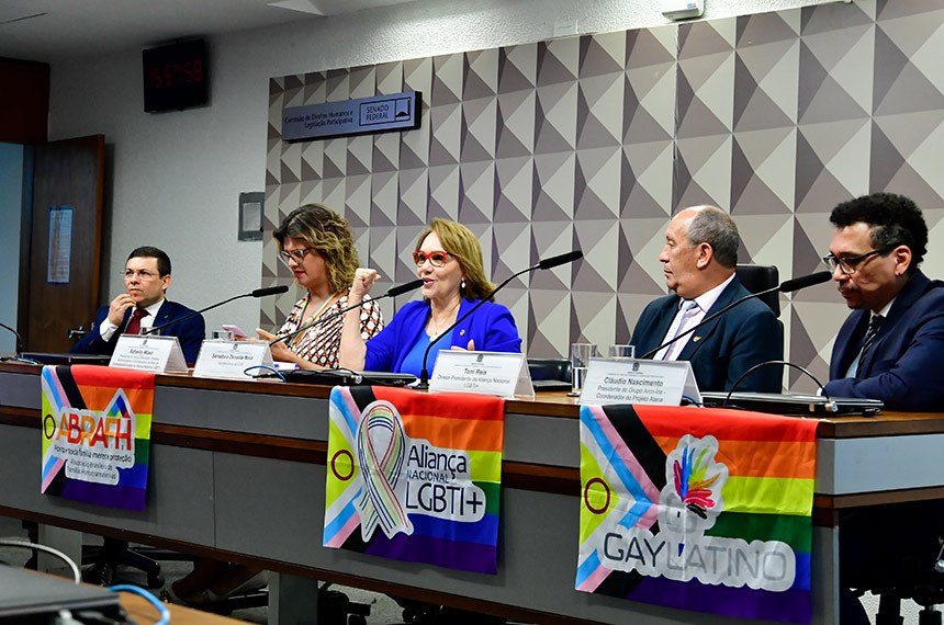 Sobre a mesa, faixa com os seguintes dizeres: " Aliança Nacional LGBTI+".
    
Mesa:
juiz do Trabalho - Associação Nacional dos Magistrados da Justiça do Trabalho (Anamatra), Valter Souza Pugliesi; 
presidenta do Grupo Dignidade, diretora administrativa e coordenadora da Área de Diversidade&Inclusão da Aliança Nacional LGBTI+, Rafaelly Wiest;
presidente eventual da CDH, senadora Zenaide Maia (PSD-RN); 
diretor-presidente da Aliança Nacional LGBTI+, Toni Reis - em pronunciamento;
presidente do Grupo Arco-Íris, coordenador do Projeto Atena (levantamento sobre políticas públicas para LGBTI+ no Brasil), Cláudio Nascimento.