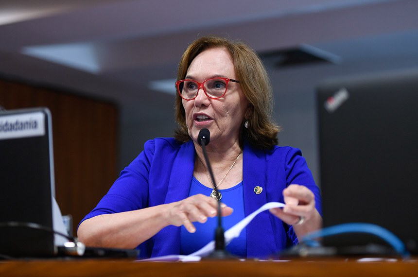 Em pronunciamento, à bancada, senadora Zenaide Maia (PSD-RN).