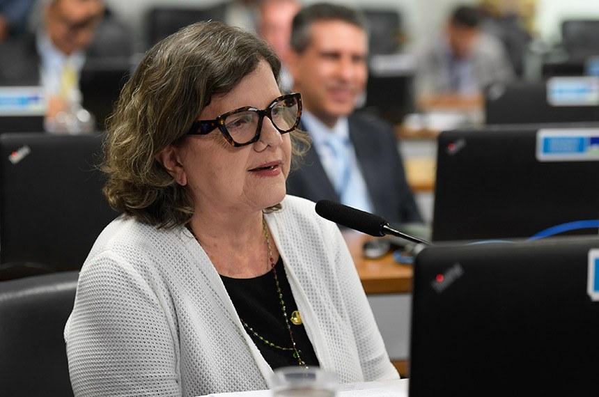 Em destaque, à bancada, senadora Teresa Leitão (PT-PE).