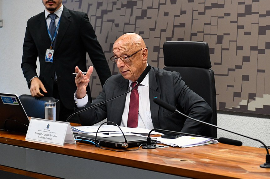 À mesa, presidente eventual da CREDC, senador Esperidião Amin (PP-SC), conduz reunião.
