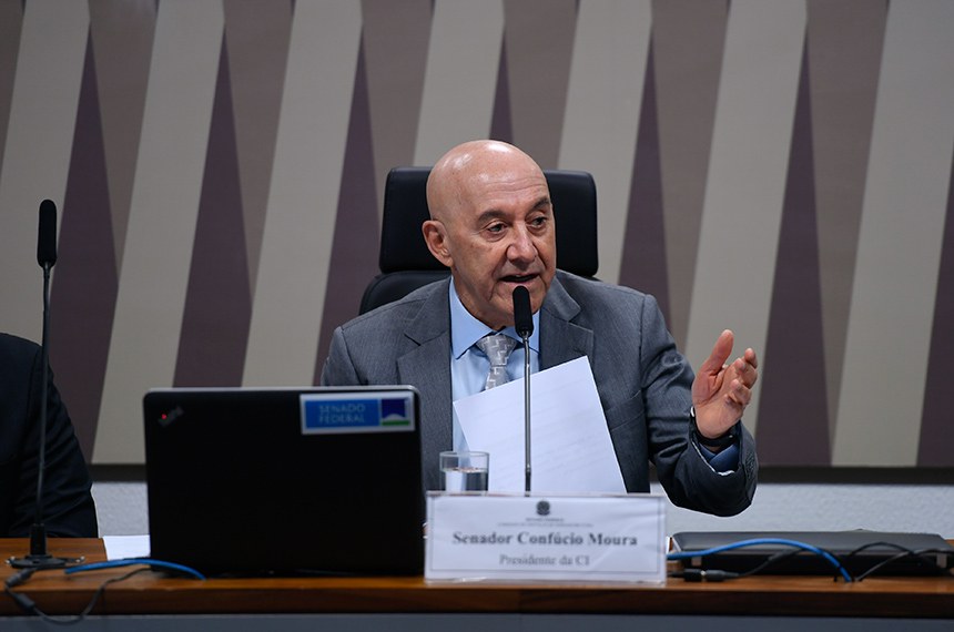 À mesa, presidente da CI, senador Confúcio Moura (MDB-RO), conduz reunião.