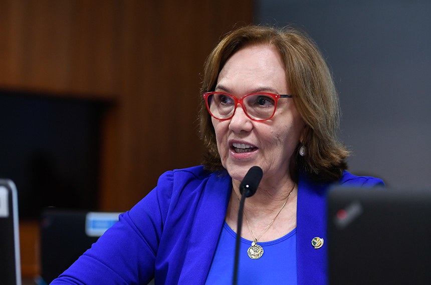 Em pronunciamento, à bancada, senadora Zenaide Maia (PSD-RN).