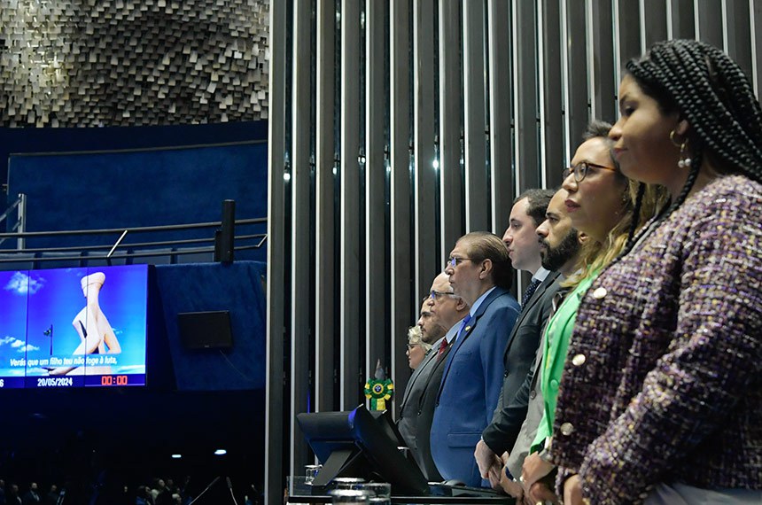 Mesa:
presidente da Associação Nacional das Defensoras e Defensores Públicos Federais, Luciana Grando Bregolin Dytz;
defensor Público-Geral do Estado do Pará, João Paulo Carneiro Gonçalves Ledo;
ministro do Superior Tribunal Militar (STM), Péricles Aurélio Lima de Queiroz;
presidente e requerente desta sessão, senador Jader Barbalho (MDB-PA);
secretário desta sessão;
defensor Público-Geral Federal, Leonardo Cardoso de Magalhães;
presidente da Associação Nacional das Defensoras e Defensores Públicos, Rivana Ricarte;
secretária de Acesso à Justiça do Ministério da Justiça e Segurança Pública, Sheila Santana de Carvalho.