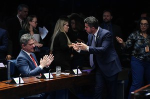 Senadores conversando: 
senador Rogério Carvalho (PT-SE); 
senador Marcos Rogério (PL-RO).