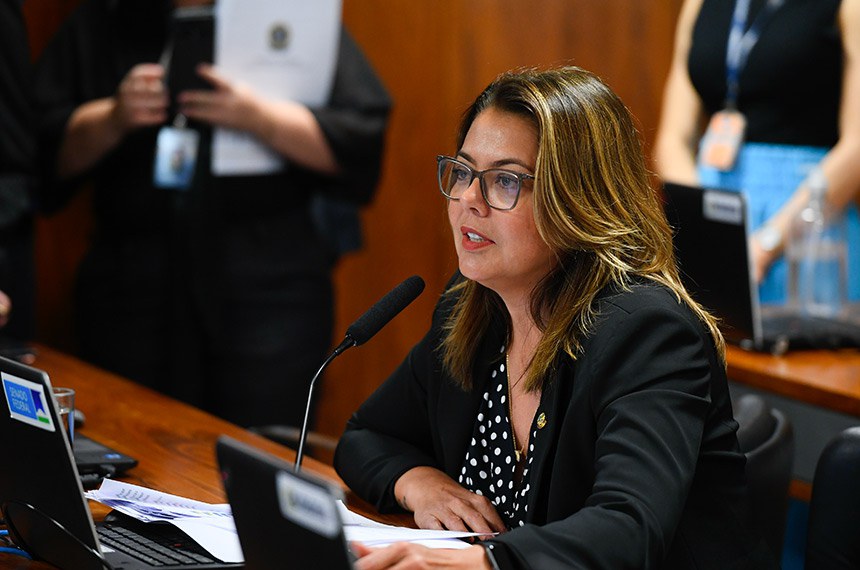 Em pronunciamento, à bancada, senadora Leila Barros (PDT-DF).