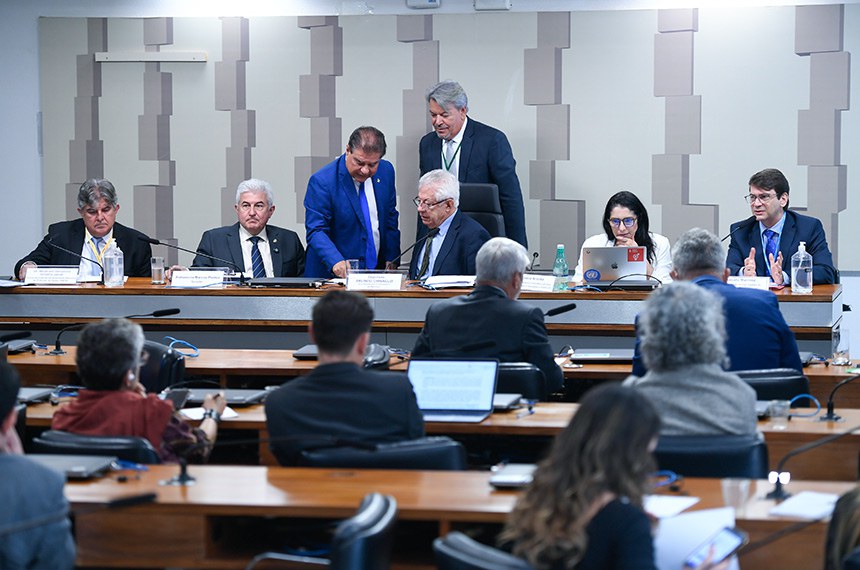 Mesa:
diretor-presidente da Autoridade Nacional de Proteção de Dados (ANPD), Waldemar Gonçalvez Ortunho Junior;
senador Astronauta Marcos Pontes (PL-SP);
senador Nelsinho Trad (PSD-MS), de pé;
vice-presidente da Representação Brasileira no Parlamento do Mercosul (Parlasul), deputado Arlindo Chinaglia (PT-SP);
membro do Conselho Consultivo de Alto Nível da ONU para a Inteligência Artificial, Estela Aranha;
chefe da Divisão de Temas Digitais do Ministério das Relações Exteriores (MRE), Marcelo Martinez.