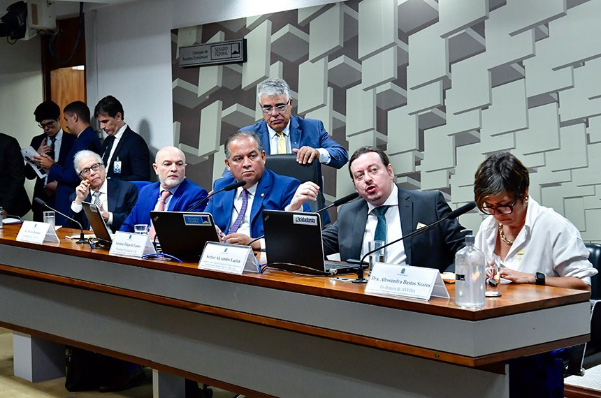 Mesa: 
médico psiquiatra, ex-diretor da Organização Mundial da Saúde quando das primeiras formulações da Convenção-Quadro para Controle do Tabaco (CQCT), membro da Academia Nacional de Medicina e ex-presidente da Associação Mundial de Psiquiatria (WPA), Jorge Alberto Costa e Silva; 
ex-presidente da Agência Nacional de Vigilância Sanitária (Anvisa) Dirceu Barbano; 
presidente eventual da CAS, senador Eduardo Gomes (PL-TO)
consumidor, ativista e fundador da instituição Diretório de Informações para Redução dos Danos do Tabagismo (Direta.org), Alexandro Lucian; 
ex-diretora da Agência Nacional de Vigilância Sanitária (Anvisa) Alessandra Bastos Soares.