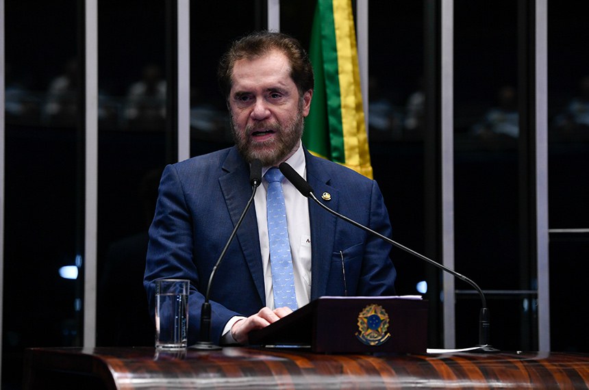 Em discurso, à tribuna, senador Plínio Valério (PSDB-AM).