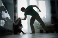 Projeto suspende salário de agente público investigado por violência doméstica