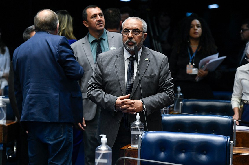 Em pronunciamento, à bancada, senador Paulo Paim (PT-RS).