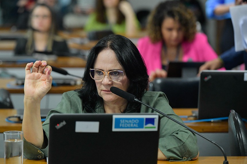 Em pronunciamento, à bancada, senadora Damares Alves (Republicanos-DF).
