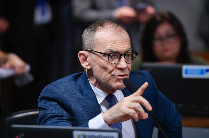 Em pronunciamento, à bancada, senador Fabiano Contarato (PT-ES).