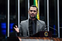Cleitinho critica decisão do STF sobre linguagem neutra e questiona prioridades